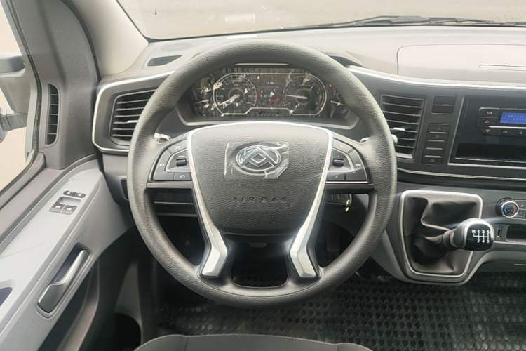 Used SAIC MAXUS Xintu V80 2024 Aotong Value Edition 6MT Long-Wheelbase Mid-Roof Model with 127 Ps Available in 6/7/8/9-Seater Configurations Steering Wheel