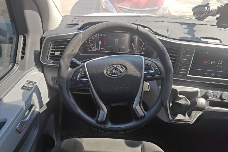 Used SAIC MAXUS Xintu V80 2024 Facelift Aoyuntong 6MT Short Wheelbase Mid-Height Version 147 Ps 5/6 Seats Steering Wheel