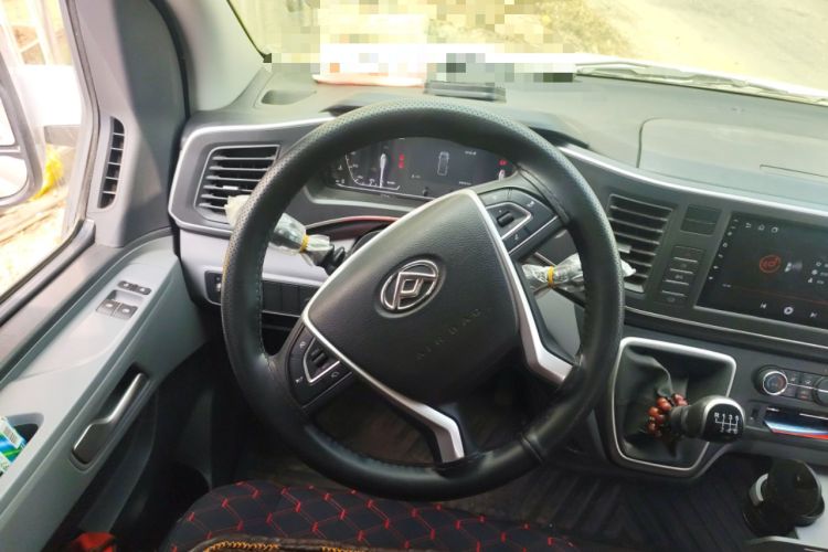 Used SAIC MAXUS Xintu V80 2024 Aotuntong 6MT Short-Wheelbase Mid-Roof Model with 127 Ps 5/6 Seats Steering Wheel