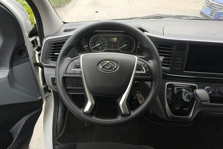 Used SAIC MAXUS Xintu V80 2024 Aotong Value Edition 6AMT Short Wheelbase Mid-Roof Model 127 Ps 5/6 Seats Steering Wheel