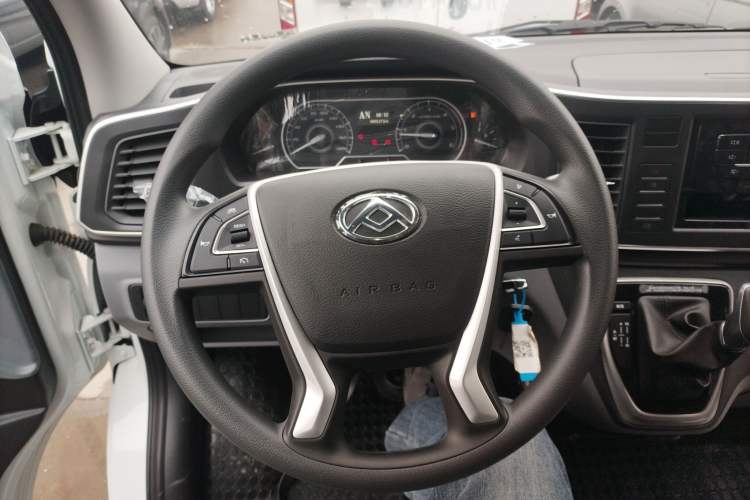 Used SAIC MAXUS Xintu V80 2024 Aotong Value Edition 6AMT Short Wheelbase Mid-Roof Model 127 Ps 5/6 Seats Steering Wheel
