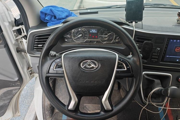 Used SAIC MAXUS Xintu V80 2024 Aotuntong Value Edition 6MT Short Wheelbase Mid-Height Roof 127 Ps 5/6 Seats Steering Wheel