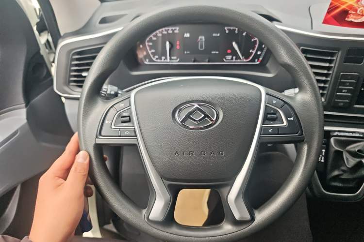 Used SAIC MAXUS Xintu V80 2024 Facelift Aoyuntong 6AMT Short Wheelbase Ultra-Low Roof 147 Ps 5/6 Seats Steering Wheel