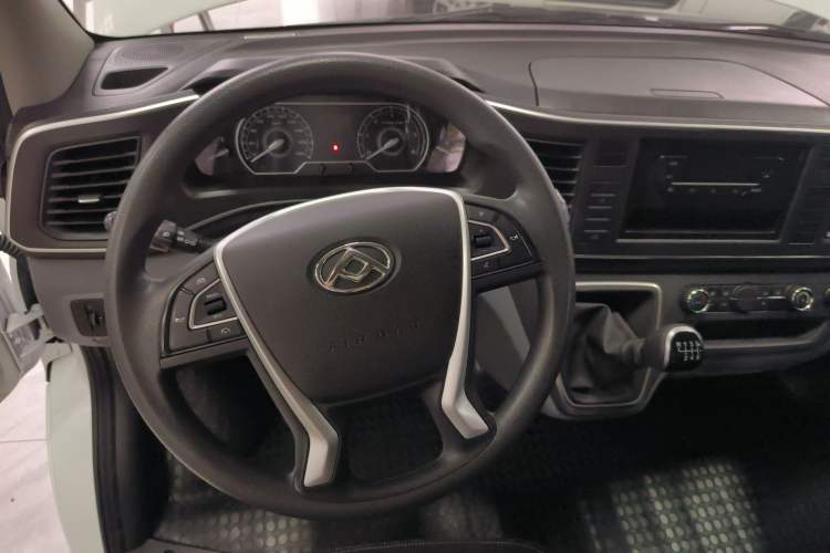 Used SAIC MAXUS Xintu V80 2024 Aotuntong Value Edition 6MT Short Wheelbase Mid-Height Roof 127 Ps 5/6 Seats Steering Wheel