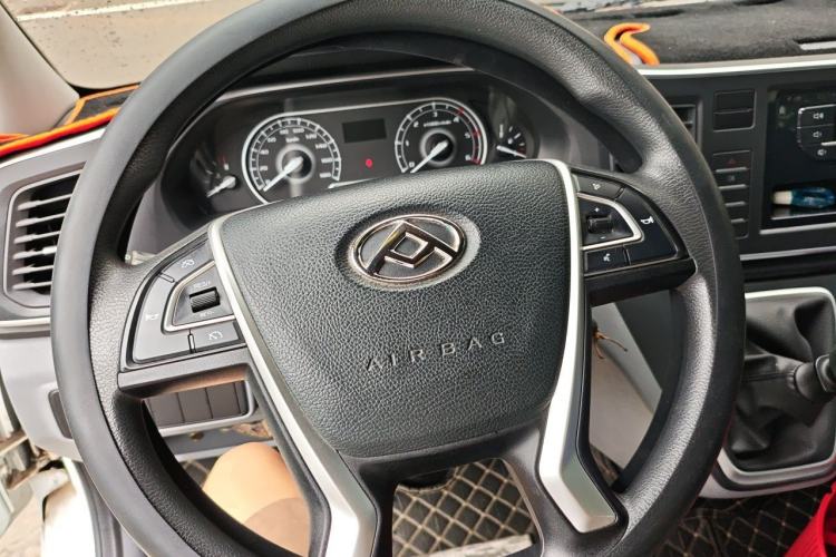 Used SAIC MAXUS Xintu V80 2024 Aotong Value Edition 6MT Short Wheelbase Mid-Height Roof 127 Ps 5-Seater Steering Wheel