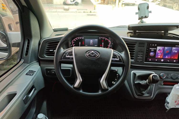 Used SAIC MAXUS Xintu V80 2024 Aotuntong 6MT Long-Wheelbase Mid-Roof Model 147 Ps 6/7/8/9-Seater Steering Wheel