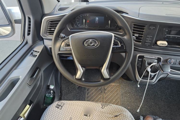 Used SAIC MAXUS Xintu V80 2024 Aotuntong 6AMT Short Wheelbase Ultra-Low Roof 147 Ps 5/6 Seats Steering Wheel