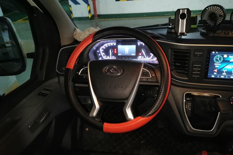 Used SAIC MAXUS Xintu V80 2024 Aotuntong 6AMT Short Wheelbase Ultra-Low Roof 147 Ps 5/6 Seats Steering Wheel