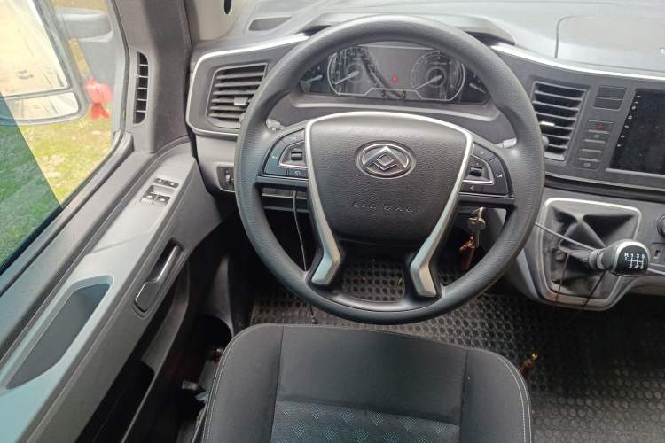 Used SAIC MAXUS Xintu V80 2024 Aotong Value Edition 6MT Long-Wheelbase Mid-Roof Model with 127 Ps Available in 6/7/8/9-Seater Configurations Steering Wheel