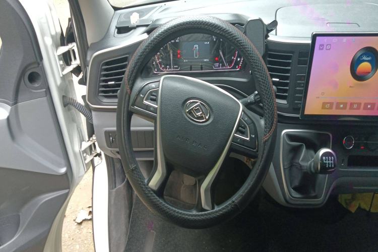 Used SAIC MAXUS Xintu V80 2024 Aotong Value Edition 6MT Long-Wheelbase Mid-Roof Model with 127 Ps Available in 6/7/8/9-Seater Configurations Steering Wheel