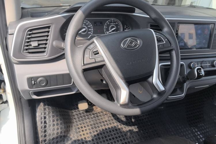 Used SAIC MAXUS Xintu V80 2024 Aotuntong Value Edition 6MT Short Wheelbase Ultra-Low Roof 127 Ps 5/6 Seats Steering Wheel