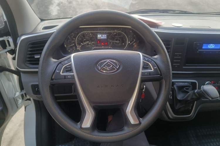 Used SAIC MAXUS Xintu V80 2024 Aotong Value Edition 6AMT Short Wheelbase Mid-Roof Model 127 Ps 5/6 Seats Steering Wheel