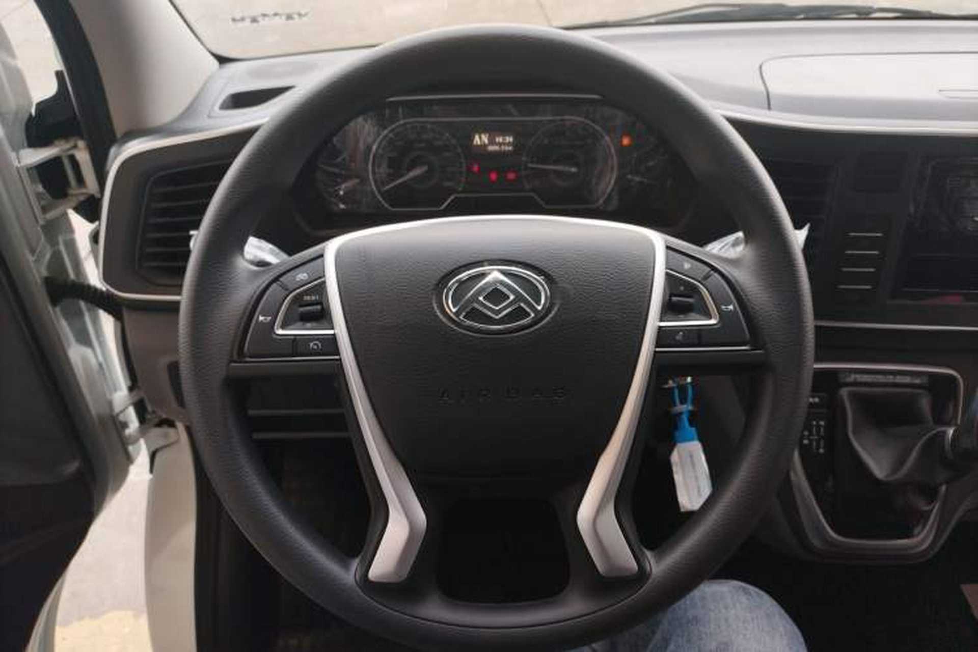 Used SAIC MAXUS Xintu V80 2024 Aotong Value Edition 6AMT Short Wheelbase Ultra-Low Roof 127 Ps 5/6 Seats Steering Wheel