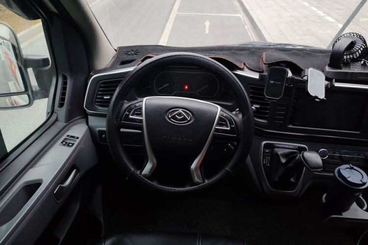 Used SAIC MAXUS Xintu V80 2024 Aotong 6AMT Short Wheelbase Mid-Roof Model with 127 Ps 5 Seats Steering Wheel