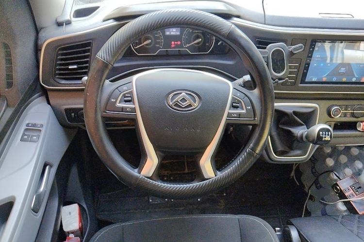 Used SAIC MAXUS Xintu V80 2024 Aotuntong Value Edition 6MT Short Wheelbase Mid-Height Roof 127 Ps 5/6 Seats Steering Wheel