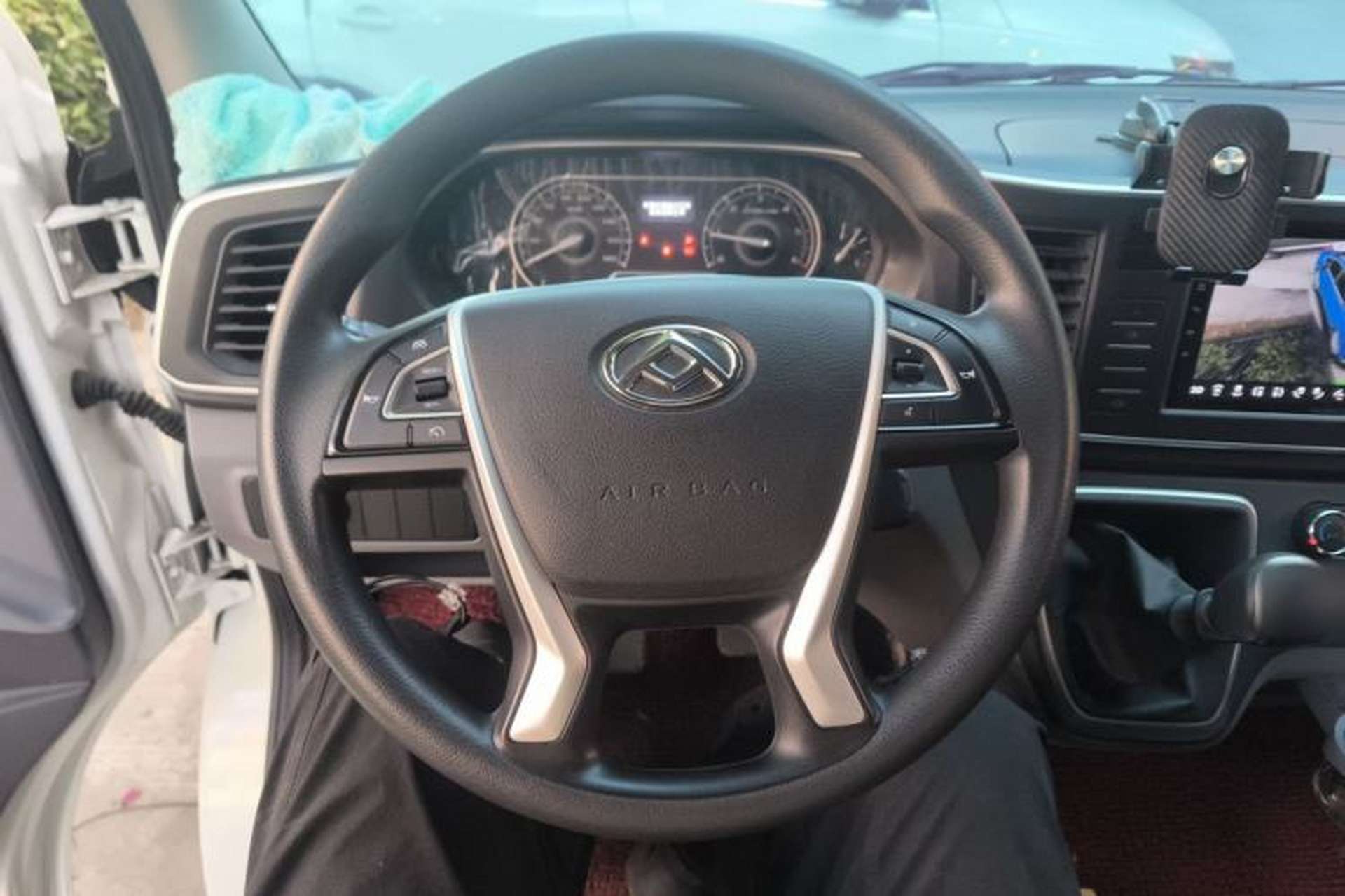 Used SAIC MAXUS Xintu V80 2024 Aotuntong Value Edition 6MT Long Wheelbase Ultra-Low Roof 127 Ps 6/7/8/9-Seater Steering Wheel