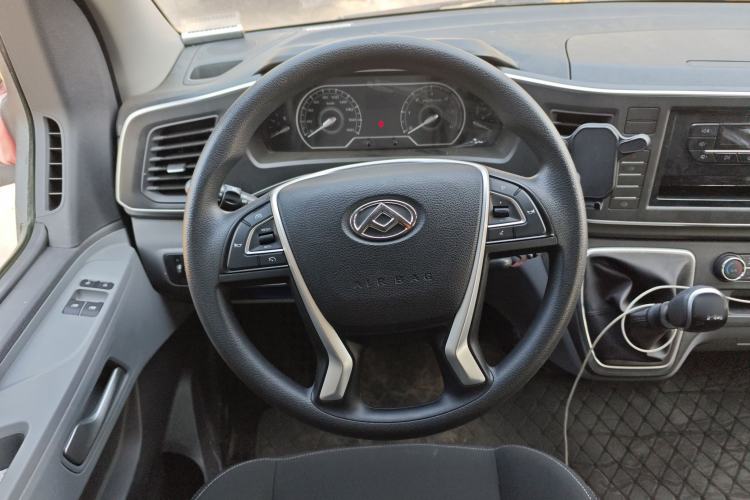 Used SAIC MAXUS Xintu V80 2024 Aotong Value Edition 6MT Long-Wheelbase Mid-Roof Model with 127 Ps Available in 6/7/8/9-Seater Configurations Steering Wheel