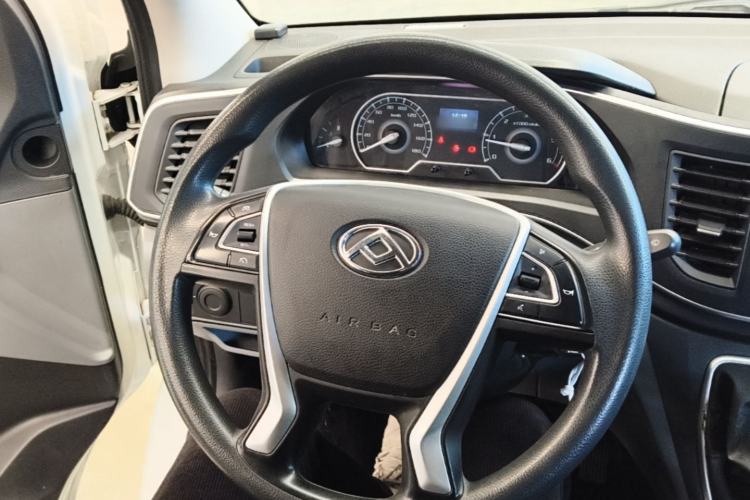 Used SAIC MAXUS Xintu V80 2024 Aotuntong Value Edition 6MT Short Wheelbase Mid-Height Roof 127 Ps 5/6 Seats Steering Wheel
