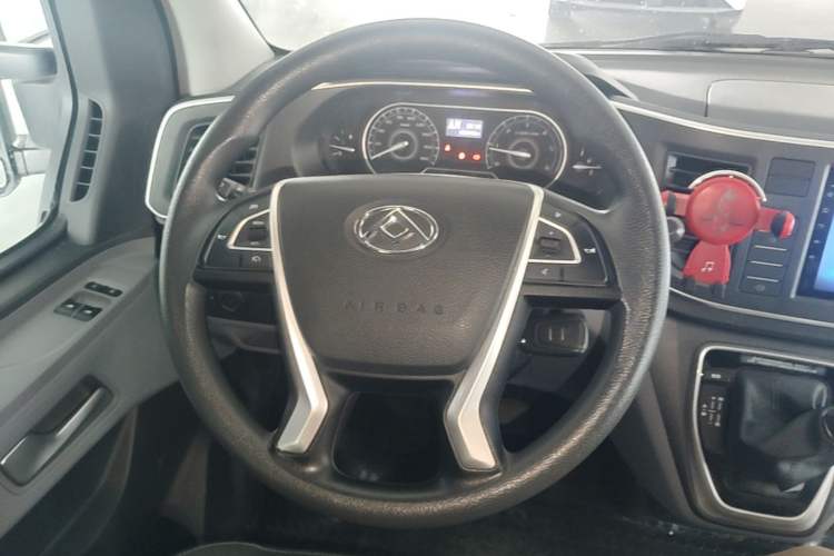 Used SAIC MAXUS Xintu V80 2024 Aotong Value Edition 6AMT Short Wheelbase Ultra-Low Roof 127 Ps 5-Seater Steering Wheel