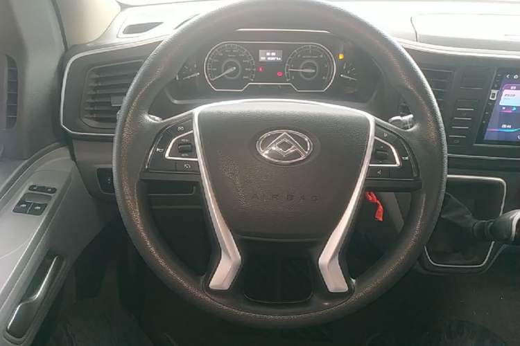 Used SAIC MAXUS Xintu V80 2024 Aotuntong Value Edition 6MT Short Wheelbase Mid-Height Roof 127 Ps 5/6 Seats Steering Wheel