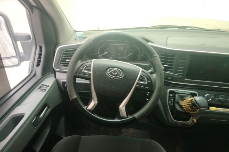 Used SAIC MAXUS Xintu V80 2024 Aotong Value Edition 6AMT Short Wheelbase Mid-Roof Model 127 Ps 5/6 Seats Steering Wheel