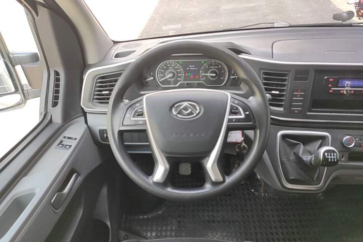 Used SAIC MAXUS Xintu V80 2024 Aotong Value Edition 6MT Short Wheelbase Mid-Height Roof 127 Ps 5-Seater Steering Wheel