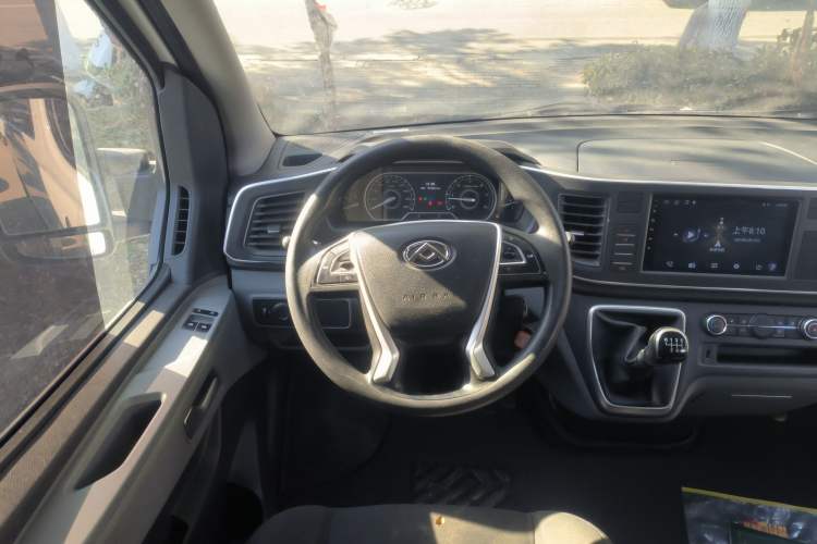 Used SAIC MAXUS Xintu V80 2024 Aotong Value Edition 6MT Long-Wheelbase Mid-Roof Model with 127 Ps Available in 6/7/8/9-Seater Configurations Steering Wheel