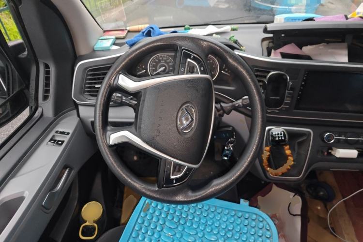 Used SAIC MAXUS Xintu V80 2024 Aotong Value Edition 6MT Long-Wheelbase Mid-Roof Model with 127 Ps Available in 6/7/8/9-Seater Configurations Steering Wheel