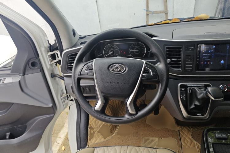 Used SAIC MAXUS Xintu V80 2024 Aotong Value Edition 6AMT Short Wheelbase Ultra-Low Roof 127 Ps 5/6 Seats Steering Wheel