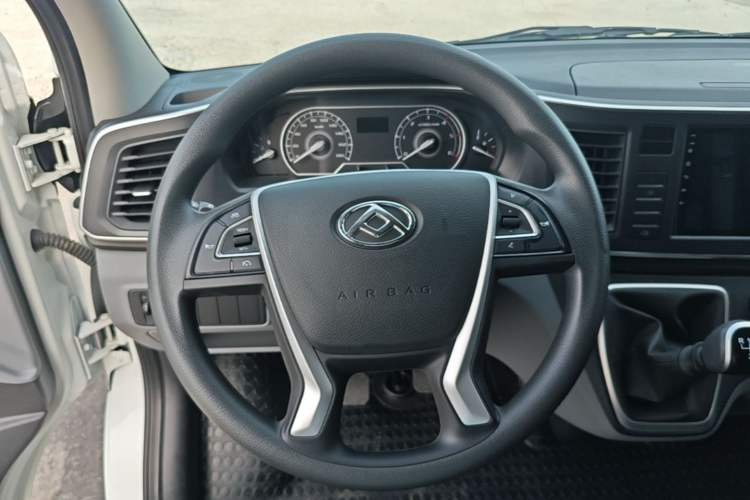 Used SAIC MAXUS Xintu V80 2024 Aotuntong Value Edition 6MT Short Wheelbase Mid-Height Roof 127 Ps 5/6 Seats Steering Wheel