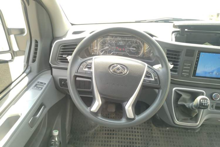 Used SAIC MAXUS Xintu V80 2024 Aotuntong Value Edition 6MT Short Wheelbase Ultra-Low Roof 127 Ps 5/6 Seats Steering Wheel