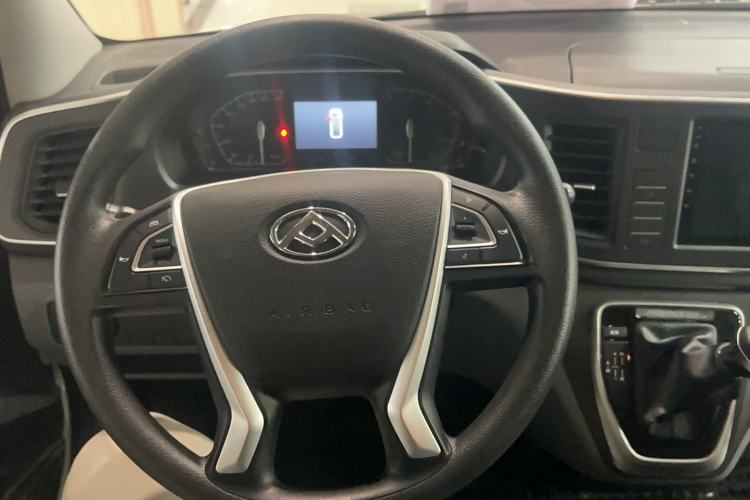 Used SAIC MAXUS Xintu V80 2024 Aotong 6AMT Short-Wheelbase Ultra-Low Roof 127 Ps 5/6 Seats Steering Wheel