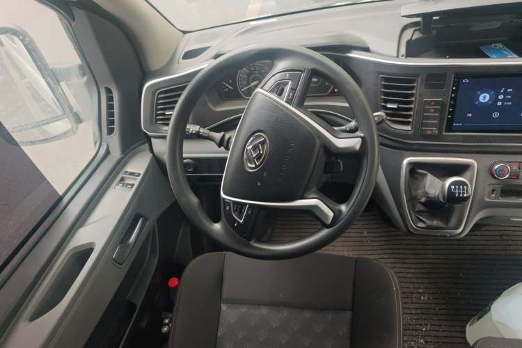 Used SAIC MAXUS Xintu V80 2024 Facelift Aoyuntong 6MT Long Wheelbase Mid-Top Version 147 Ps 6/7/8/9-Seater Steering Wheel