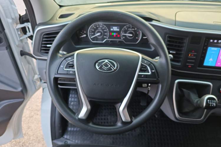 Used SAIC MAXUS Xintu V80 2024 Aotong Value Edition 6MT Long-Wheelbase Mid-Roof Model with 127 Ps Available in 6/7/8/9-Seater Configurations Steering Wheel