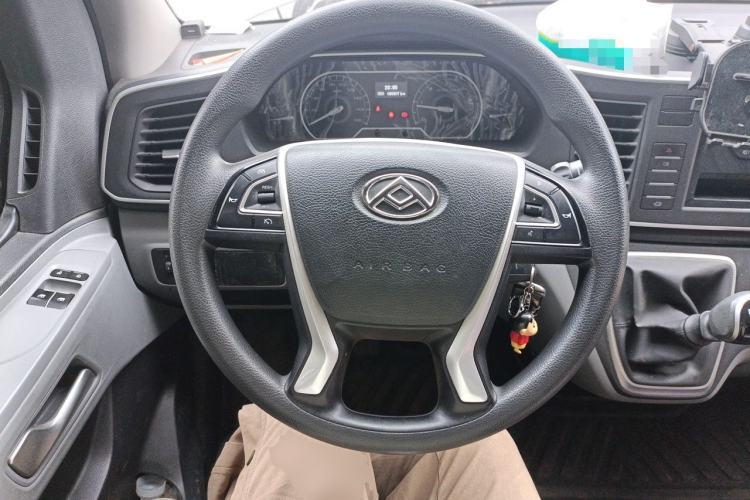 Used SAIC MAXUS Xintu V80 2024 Aotong Value Edition 6MT Long-Wheelbase Mid-Roof Model with 127 Ps Available in 6/7/8/9-Seater Configurations Steering Wheel