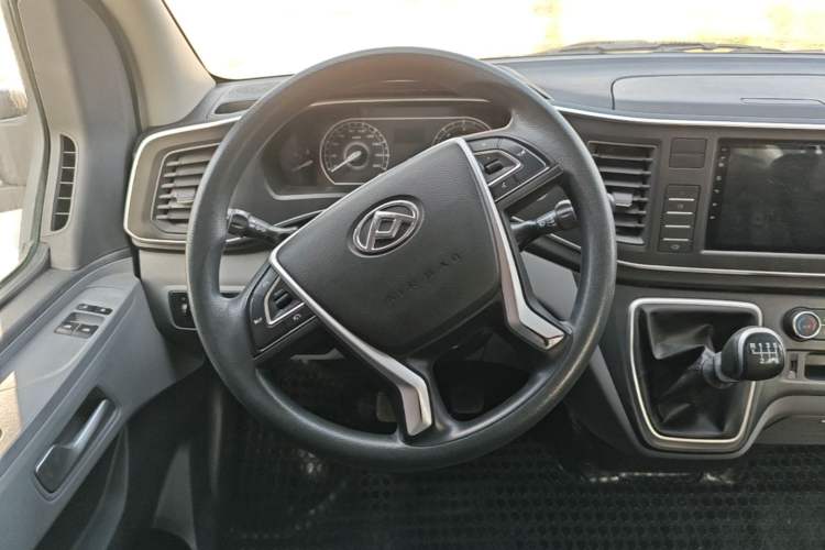 Used SAIC MAXUS Xintu V80 2024 Aotuntong Value Edition 6MT Short Wheelbase Ultra-Low Roof 127 Ps 5/6 Seats Steering Wheel