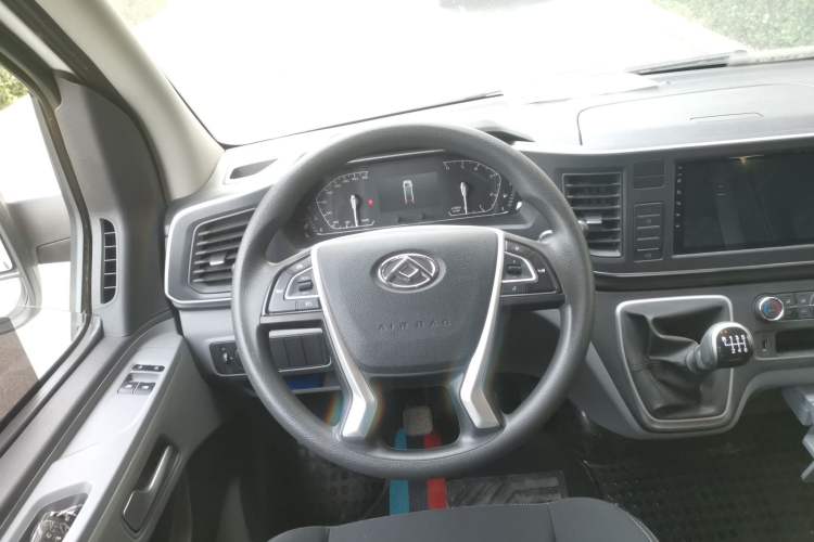 Used SAIC MAXUS Xintu V80 2024 Aotuntong 6MT Short-Wheelbase Ultra-Low Roof 127 Ps 5/6 Seats Steering Wheel