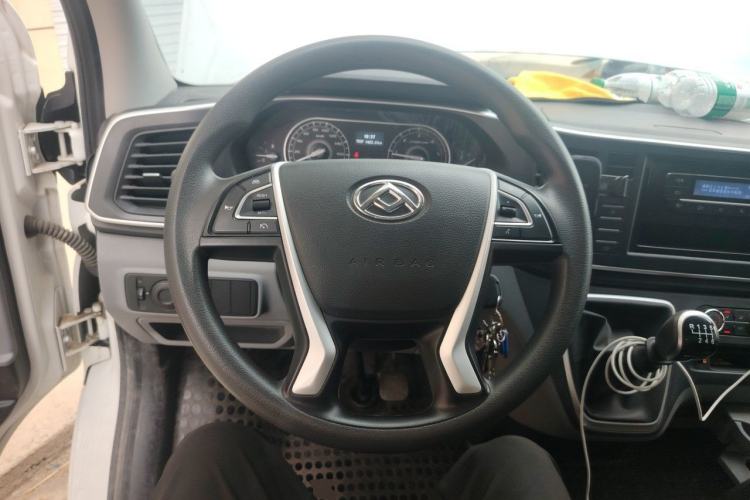 Used SAIC MAXUS Xintu V80 2024 City Distribution King PLUS Value Edition 6MT Short Wheelbase Mid-Roof Design 127 Ps 3 Seats Steering Wheel