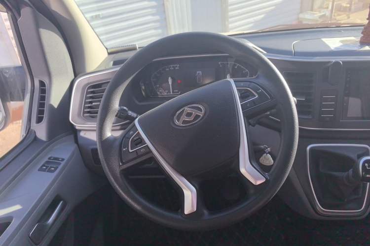 Used SAIC MAXUS Xintu V80 2024 Aotuntong 6MT Short-Wheelbase Ultra-Low Roof 127 Ps 5/6 Seats Steering Wheel