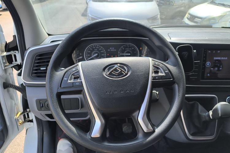 Used SAIC MAXUS Xintu V80 2024 Aotuntong Value Edition 6MT Short Wheelbase Mid-Roof Model 127 Ps 7/8/9-Seater Steering Wheel
