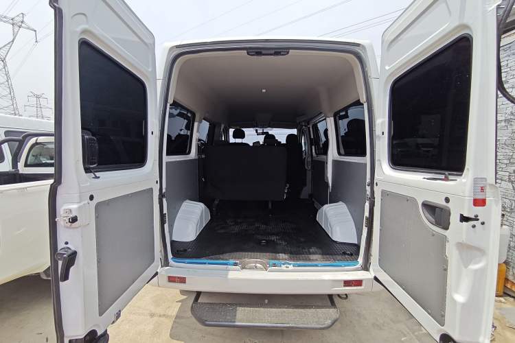 Used SAIC MAXUS Xintu V80 2024 Aotuntong Value Edition 6MT Short Wheelbase Mid-Height Roof 127 Ps 5/6 Seats Trunk