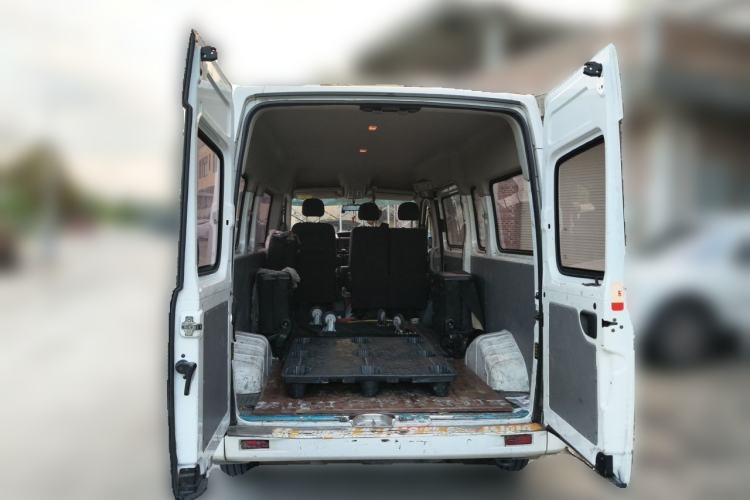Used SAIC MAXUS Xintu V80 2024 Aotong Value Edition 6MT Long-Wheelbase Mid-Roof Model with 127 Ps Available in 6/7/8/9-Seater Configurations Trunk