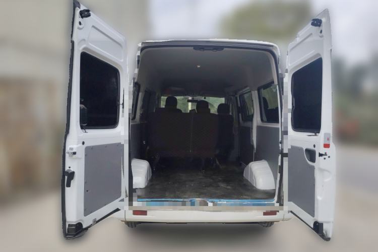 Used SAIC MAXUS Xintu V80 2024 Aotuntong 6MT Short-Wheelbase Mid-Roof Model with 127 Ps 5/6 Seats Trunk