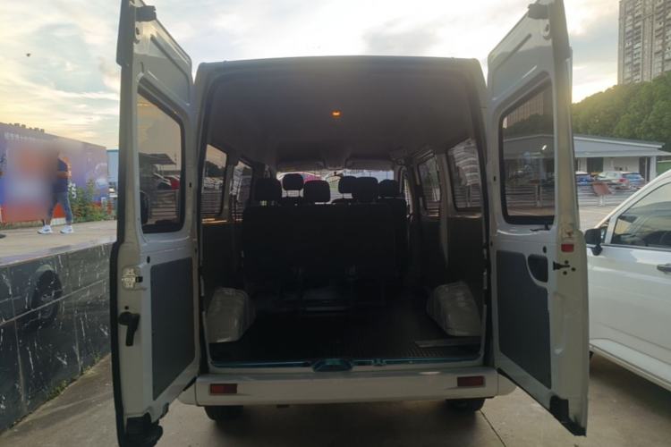 Used SAIC MAXUS Xintu V80 2024 Aotong Value Edition 6AMT Short Wheelbase Mid-Roof Model 127 Ps 5/6 Seats Trunk