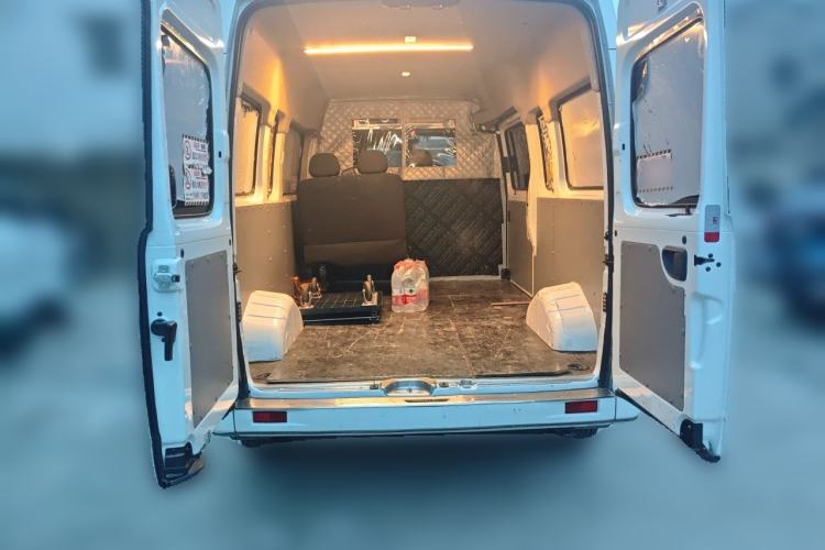 Used SAIC MAXUS Xintu V80 2024 Aotong Value Edition 6MT Long-Wheelbase Mid-Roof Model with 127 Ps Available in 6/7/8/9-Seater Configurations Trunk