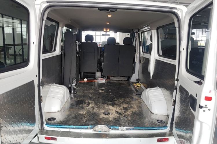 Used SAIC MAXUS Xintu V80 2024 Aotong Value Edition 6AMT Short Wheelbase Ultra-Low Roof 127 Ps 5-Seater Trunk