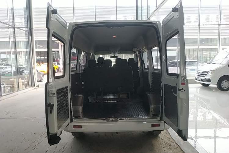 Used SAIC MAXUS Xintu V80 2024 Aotuntong Value Edition 6MT Short Wheelbase Mid-Height Roof 127 Ps 5/6 Seats Trunk