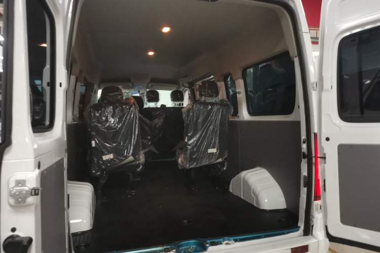 Used SAIC MAXUS Xintu V80 2024 Facelift Aoyuntong 6MT Long Wheelbase Mid-Top Version 147 Ps 6/7/8/9-Seater Trunk