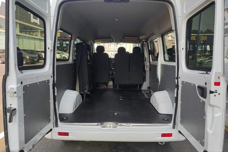 Used SAIC MAXUS Xintu V80 2024 Aotong Value Edition 6MT Short Wheelbase Mid-Height Roof 127 Ps 5-Seater Trunk