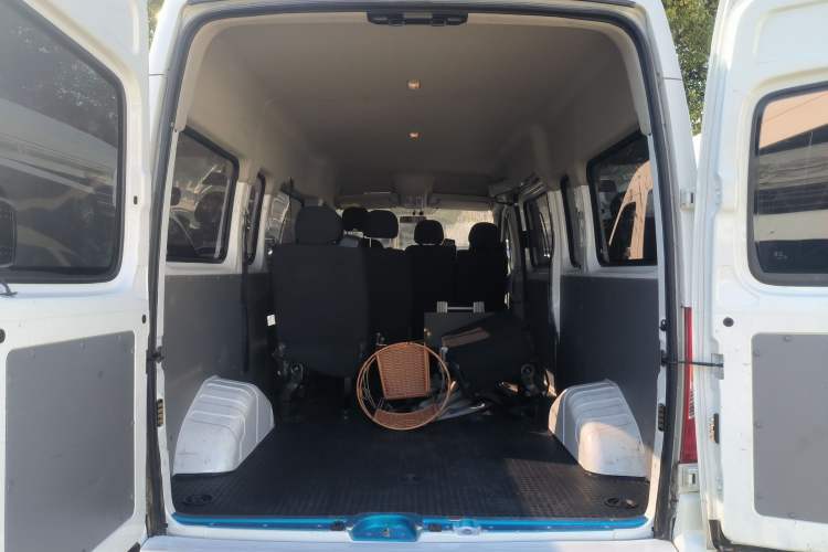 Used SAIC MAXUS Xintu V80 2024 Aotong Value Edition 6MT Long-Wheelbase Mid-Roof Model with 127 Ps Available in 6/7/8/9-Seater Configurations Trunk